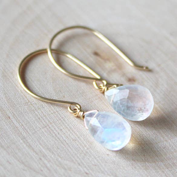 Boucles d'oreilles en pierre de lune arc-en-ciel, boucles d'oreilles délicates pour la vente par Blue Soul Designs