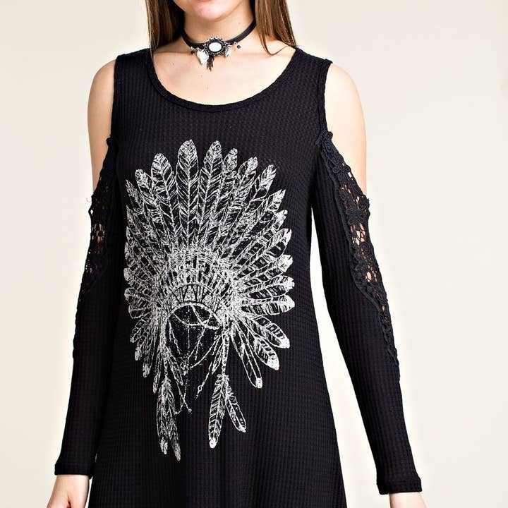 Abito con spalle aperte dettagliate all'uncinetto con stampe per la vendita all'ingrosso da parte di VOCAL