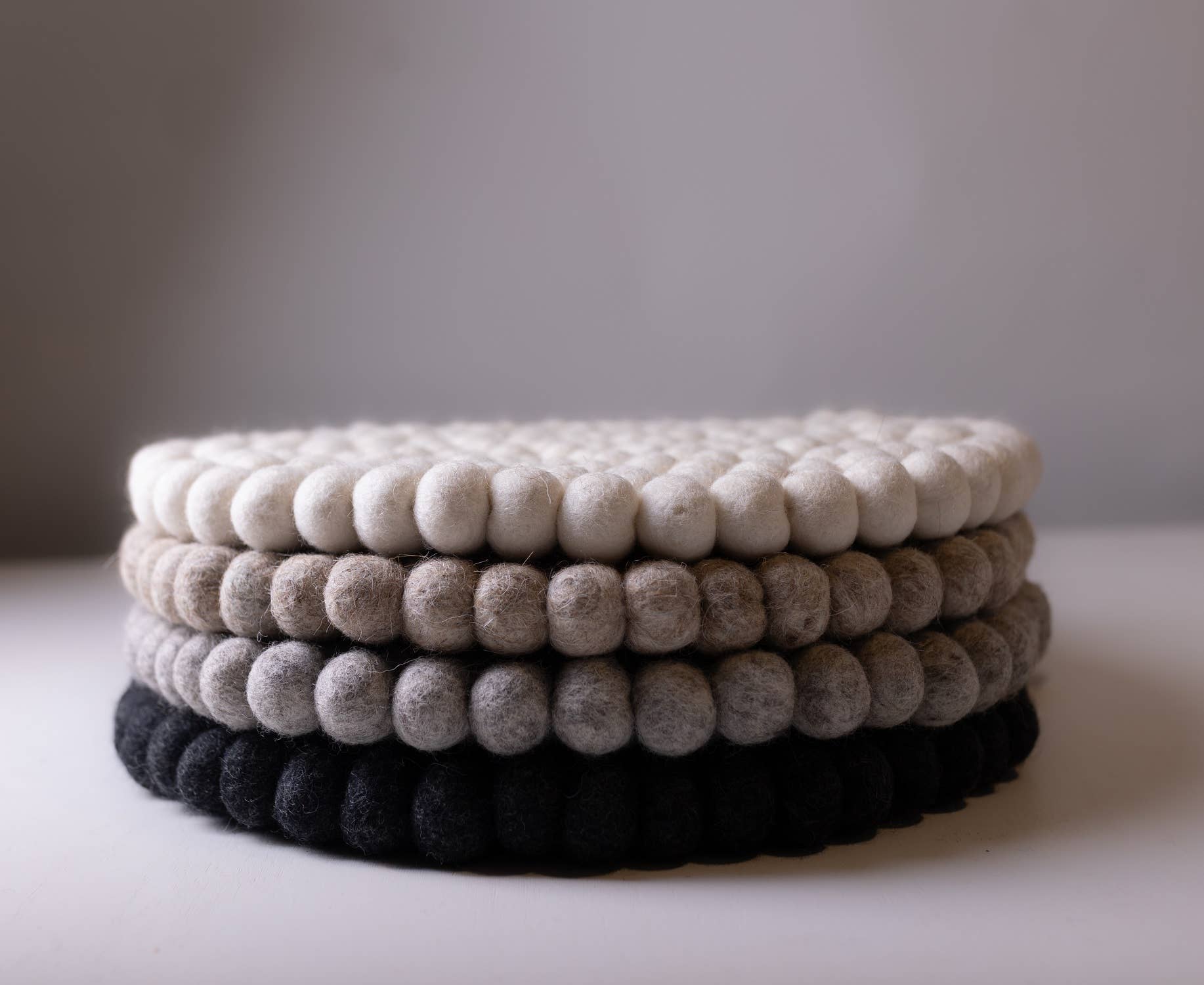 GRIS Coussin de chaise/dessous de plat à pompons en laine, diamètre 13,60 pouces, gris en vente sur Faire7