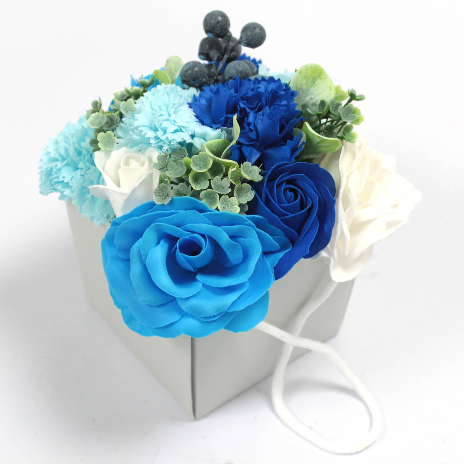 AW Artisan – Großhandel Feste Seife – Seifenblumen Strauß – blaue Rosen und Nelken3