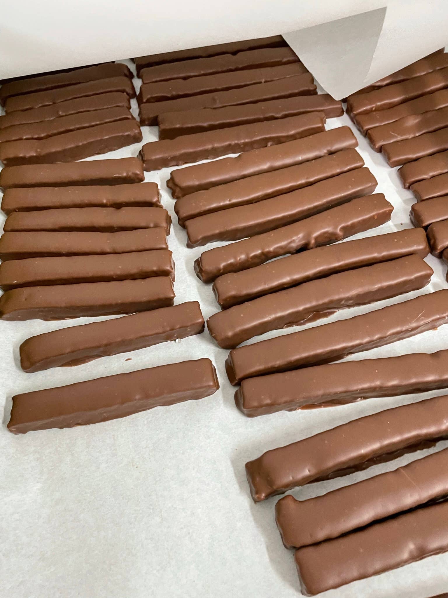 Royale Normande Chocolaterie - Wholesale Chocolate Covered Sweets - MILK CHOCOLATE MARSHMALLOW LOLLIPOP 25g S0067