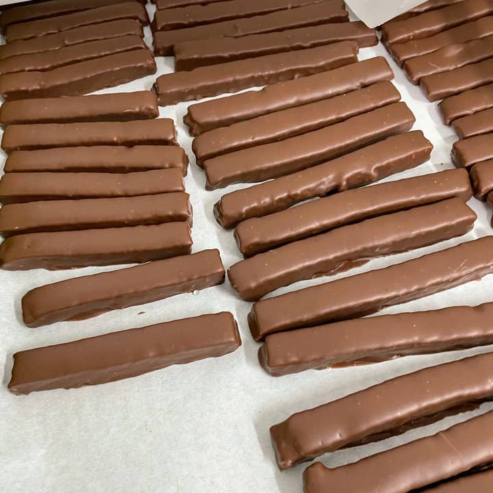 Royale Normande Chocolaterie - Wholesale Chocolate Covered Sweets - MILK CHOCOLATE MARSHMALLOW LOLLIPOP 25g S0067