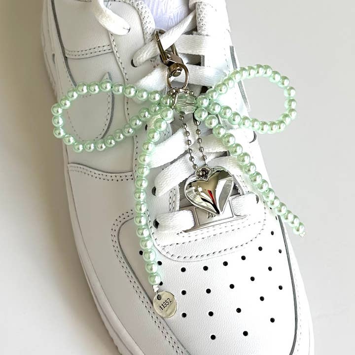 Shoelace Charm Trendy Sneaker Jewels Parelgroene strik voor wholesale door iconic mi