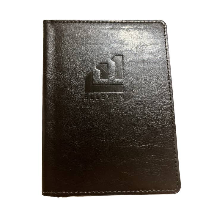 CHAR : COUVERTURE DE PASSEPORT AVEC LOGO EN RELIEF pour la vente par THE ELLEVEN BRAND