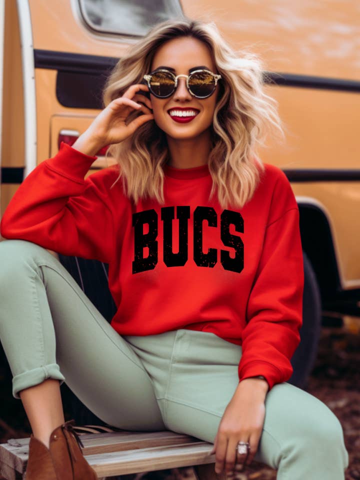 Bucs Varsity Distressed Volwassen Grafische Crewneck Trui voor wholesale door Uncommon Label
