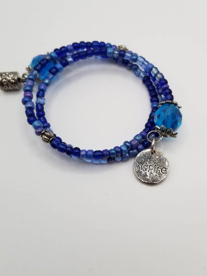 Bracciale avvolto in blu foglia di tè per la vendita all'ingrosso da parte di Handcrafted Jewelry By Teri C