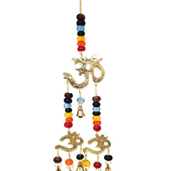 Campanilla de viento de latón Om con cuentas coloridas 38 cm de alto para venta al por mayor de GREENROOTS USA LLC