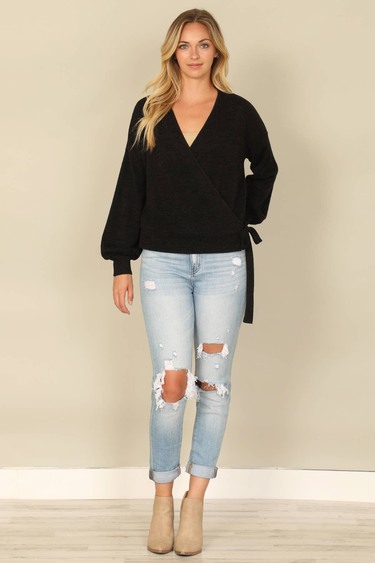 You & Me – Großhandel Bluse – Damen – YMT20079SOLID LANGÄRMELIGES BAUERNBLUSE-WICKELTOP MIT SEITLICHEM BINDEN UND ÜBERSCHNITTENEM AUSSCHNITT7