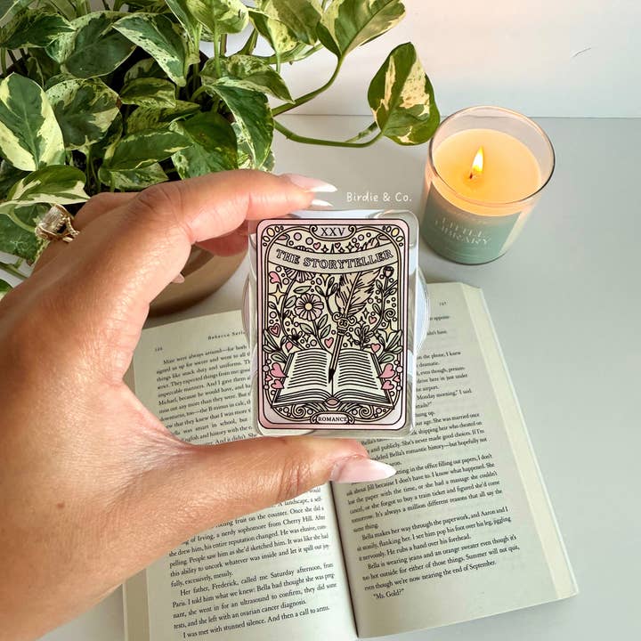 Birdie & Co. – Großhandel Telefon-/Tablet-Ständer – Storyteller Kindle-Griff, von Tarotkarten inspirierter E-Reader-Halter1