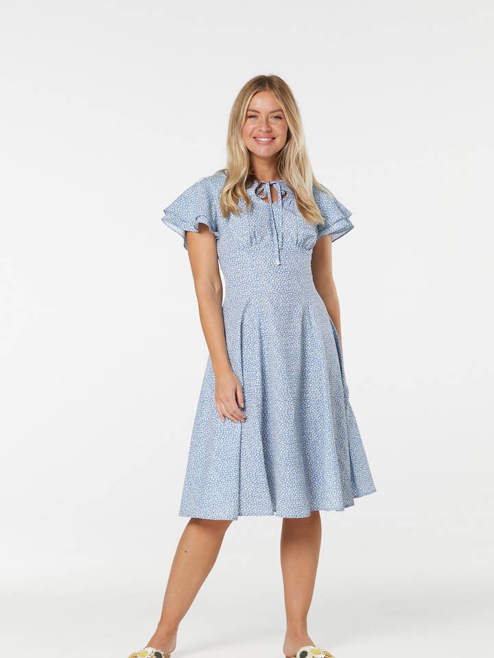Robe fleurie bleu midi Lydia Swing avec taille Empire pour la vente par Timeless London