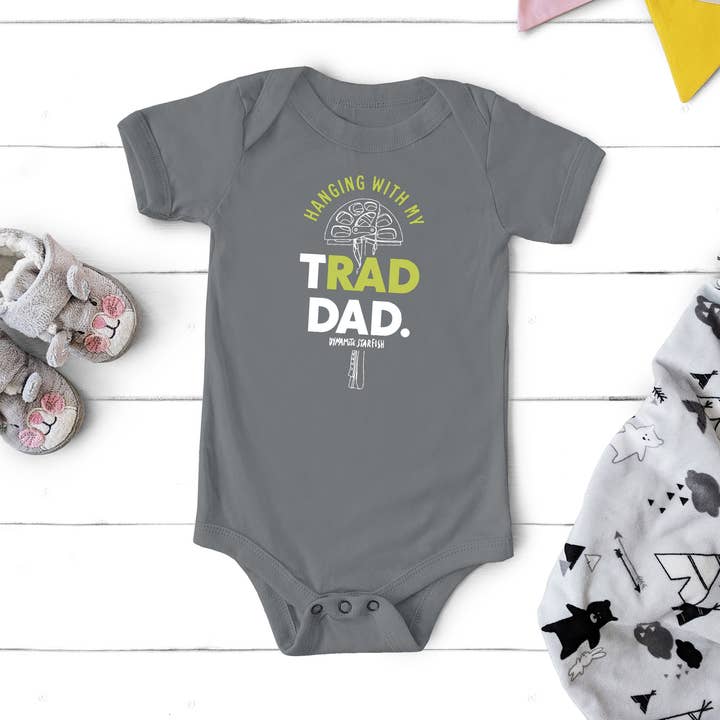 Mit meinem Trad-Dad abhängen — Baby-Strampler für Kleinkinder für den Großhandel von Dynamite Starfish