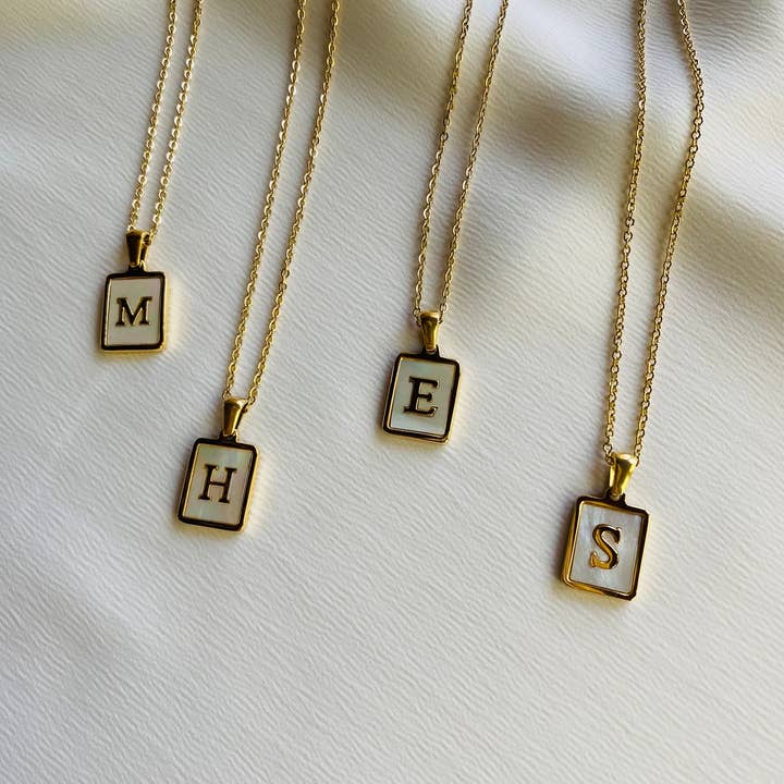 mila + stevie - Wholesale Pendant/Charm Necklace - FRANKIE Pearl Letterplate Necklace
