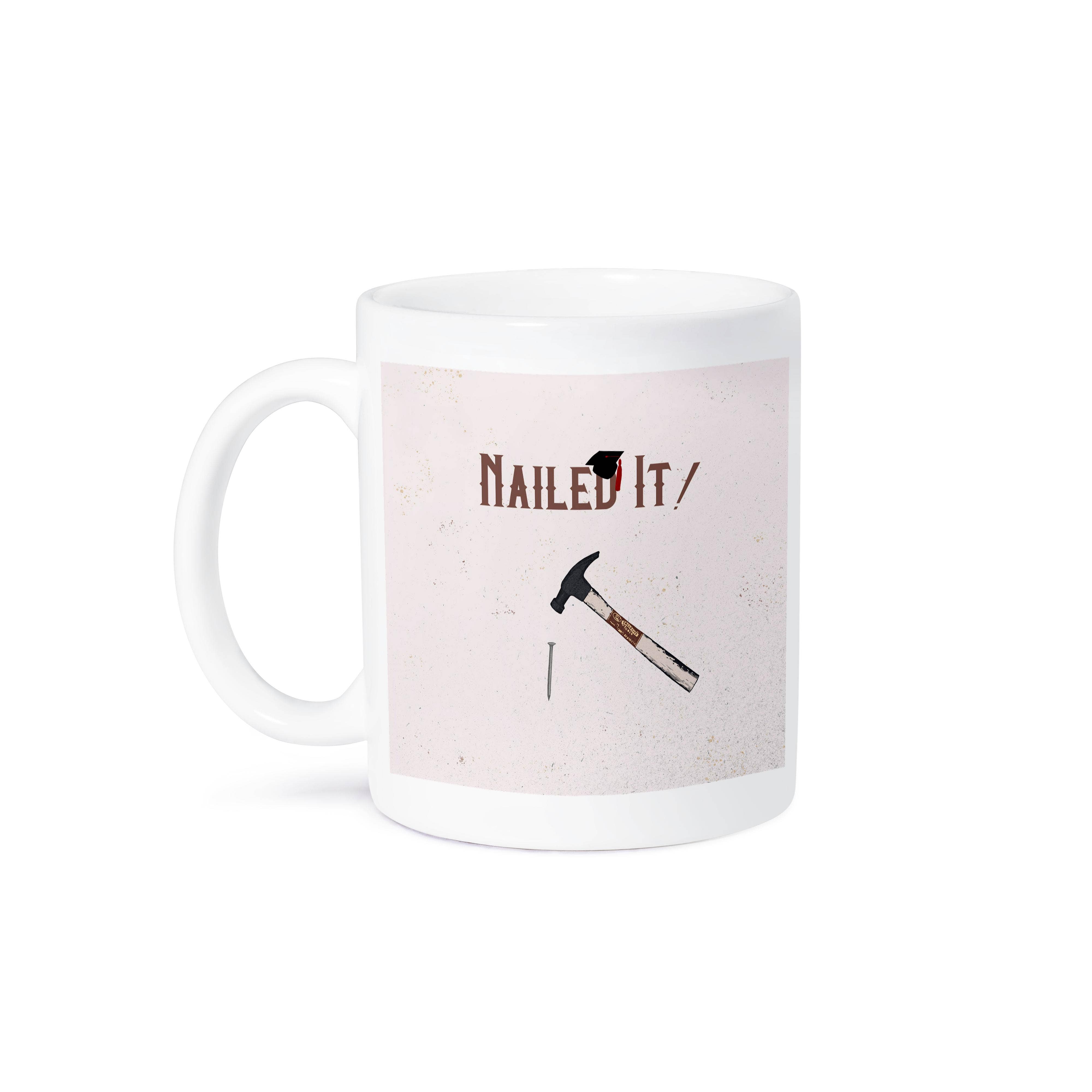 3dRose - Wholesale Koffiemok - 3dRose, Afbeelding van Nailed It, Hamer op het punt om Spijker te Slaan, Afstudeerhoed op D, Mok8