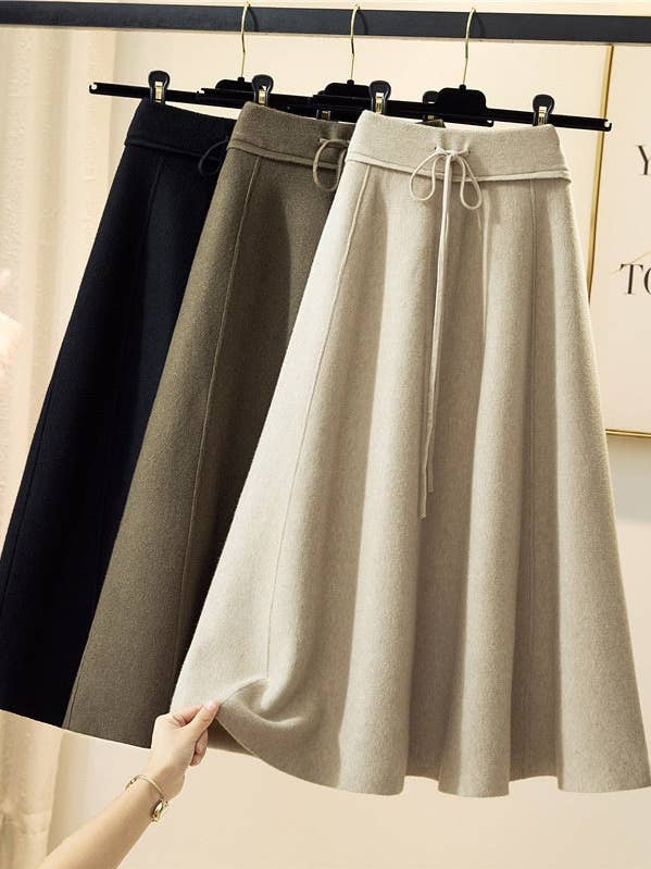 Jupe midi évasée taille haute avec ceinture à nouer pour la vente par Fleurworld