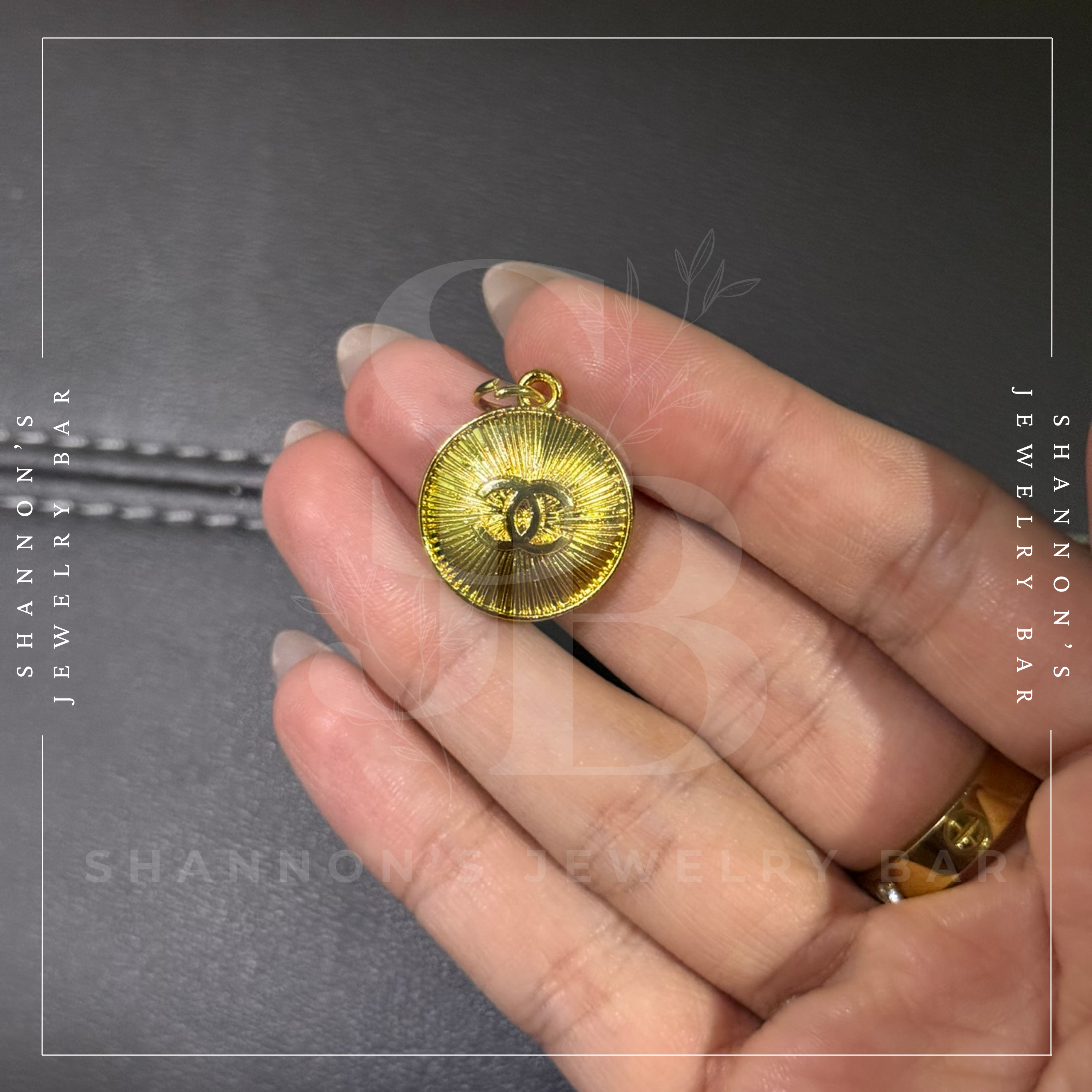 Shannon's Jewelry Bar - Vendita all'ingrosso Ciondolo/pendente - CHANEL Ciondolo con Cerniera Oro CC Rotondo 20mm5