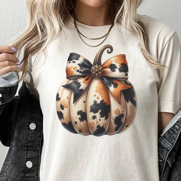 Par.tees by Party On! - Vendita all'ingrosso Maglietta serigrafata - Donna - Maglietta grafica autunnale in pelle di mucca con zucca e tema campestre