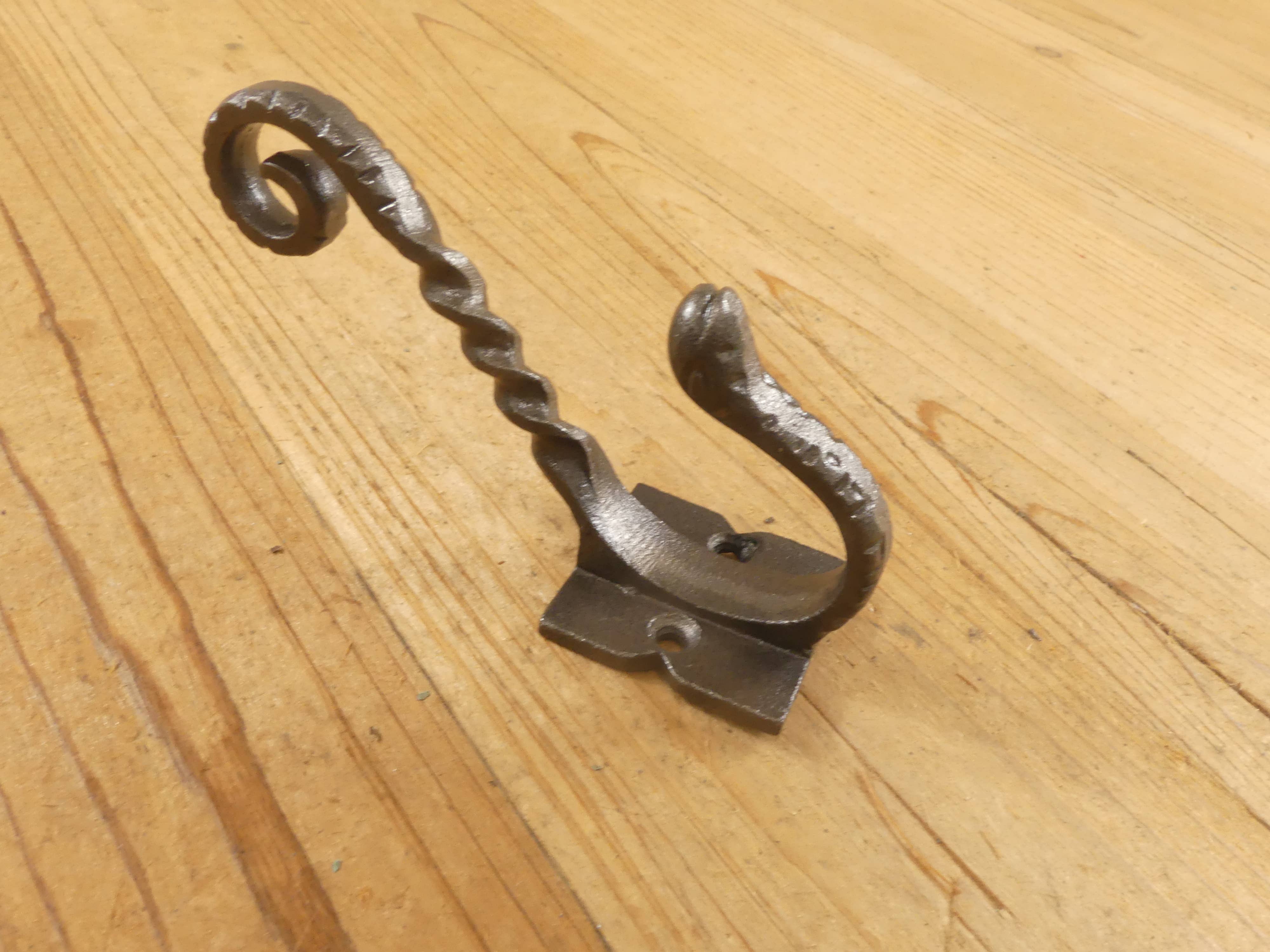 Midwest Craft House - Vente Crochets muraux - Crochet pivotant long en fer, 4 1/2 po