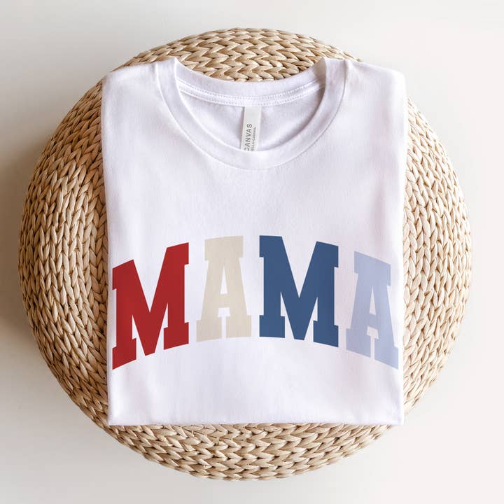 T-shirt met grafische print van Varsity Mama, T-shirt van 4 juli, shirt voor mama (wit) voor wholesale door Amber Marie Design
