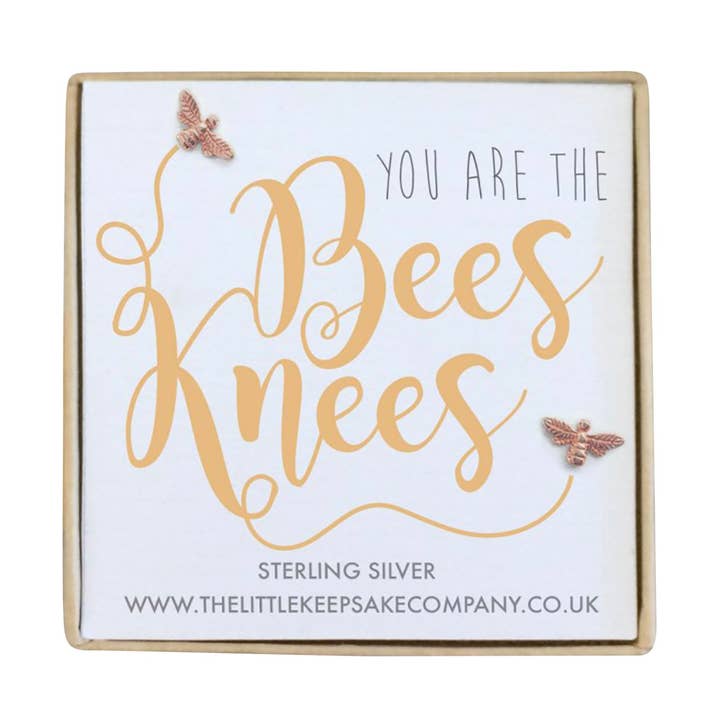 Pendientes de oro rosa bañado en plata bañada con texto en inglés «You Are The Bees Knees» para venta al por mayor de The Little Keepsake Company