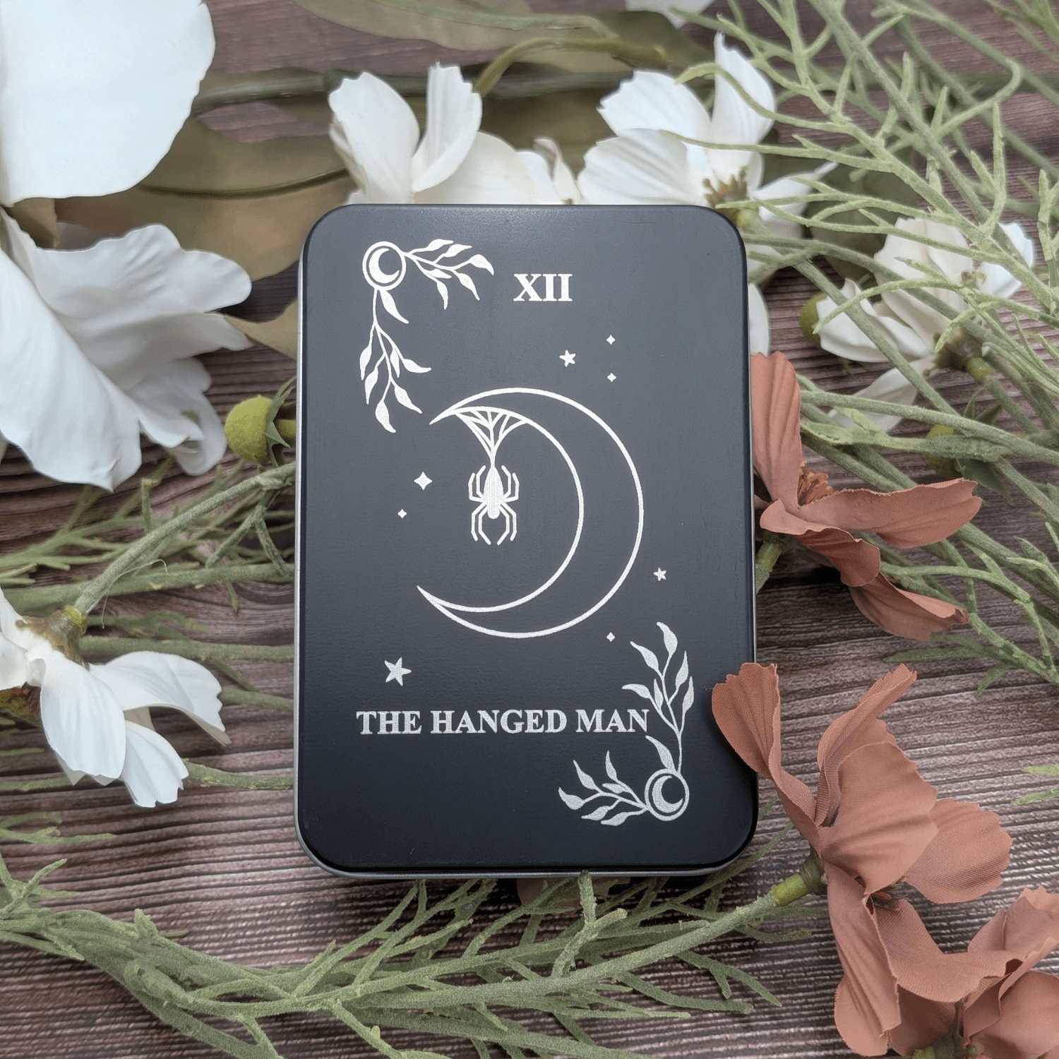 EBONWOOD - Vendita all'ingrosso Dadi - Scatola di Latta per Dadi Ispirata ai Tarocchi – Scegli tra 8 Design Incisi8