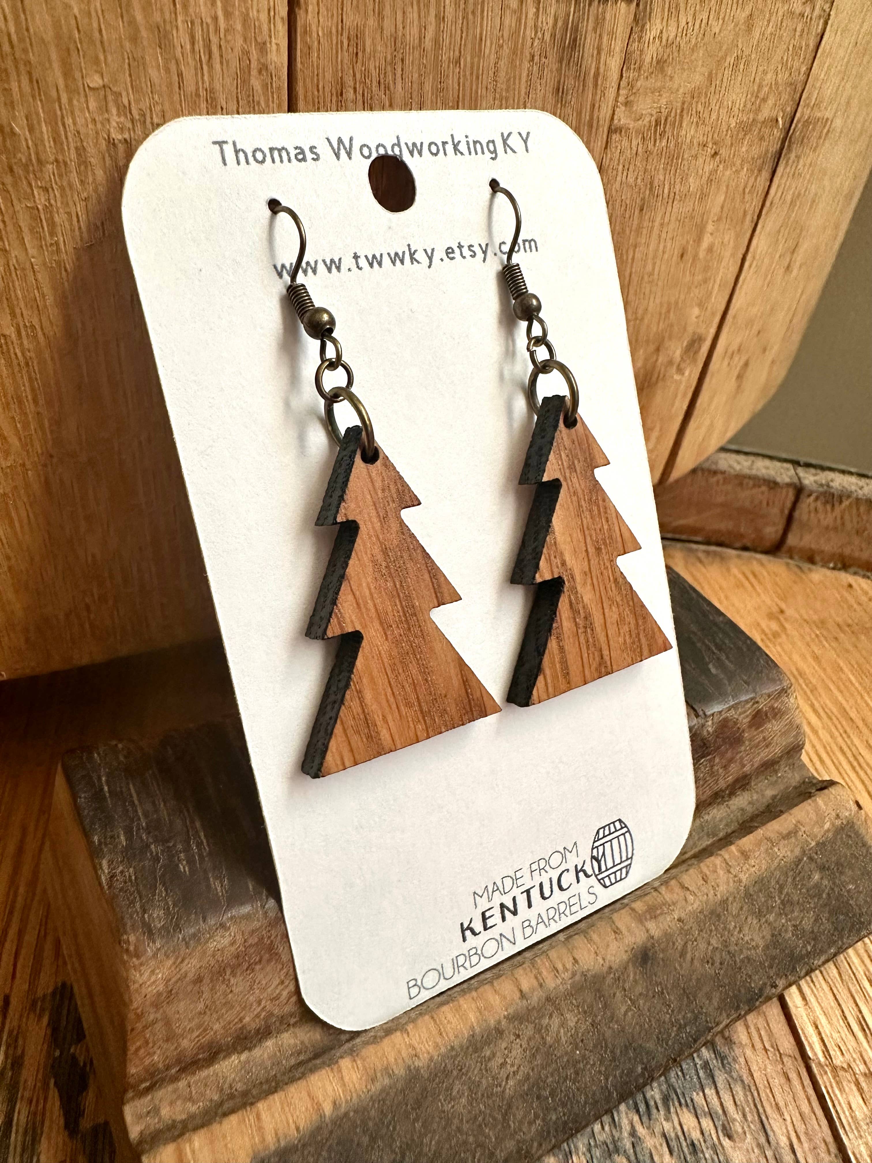 TWWKY – Engroshandel Hængeøreringe og creoløreringe – Genvundne Kentucky Bourbon Barrel juletræøreringe1