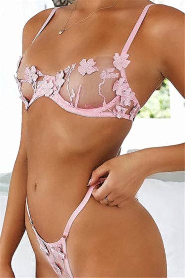 La Belle Fantastique – Engroshandel Lingeri - Dame – La Belle Fantastique 2-delt lyserødt blondeundertøjsæt med margueritbroderi2