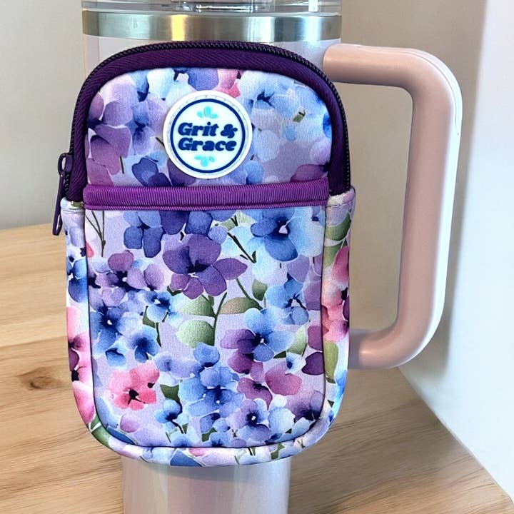 Estuche monedero para tumbler Blooming Hydrangeas para venta al por mayor de Grit & Grace Water Bottle Accessories