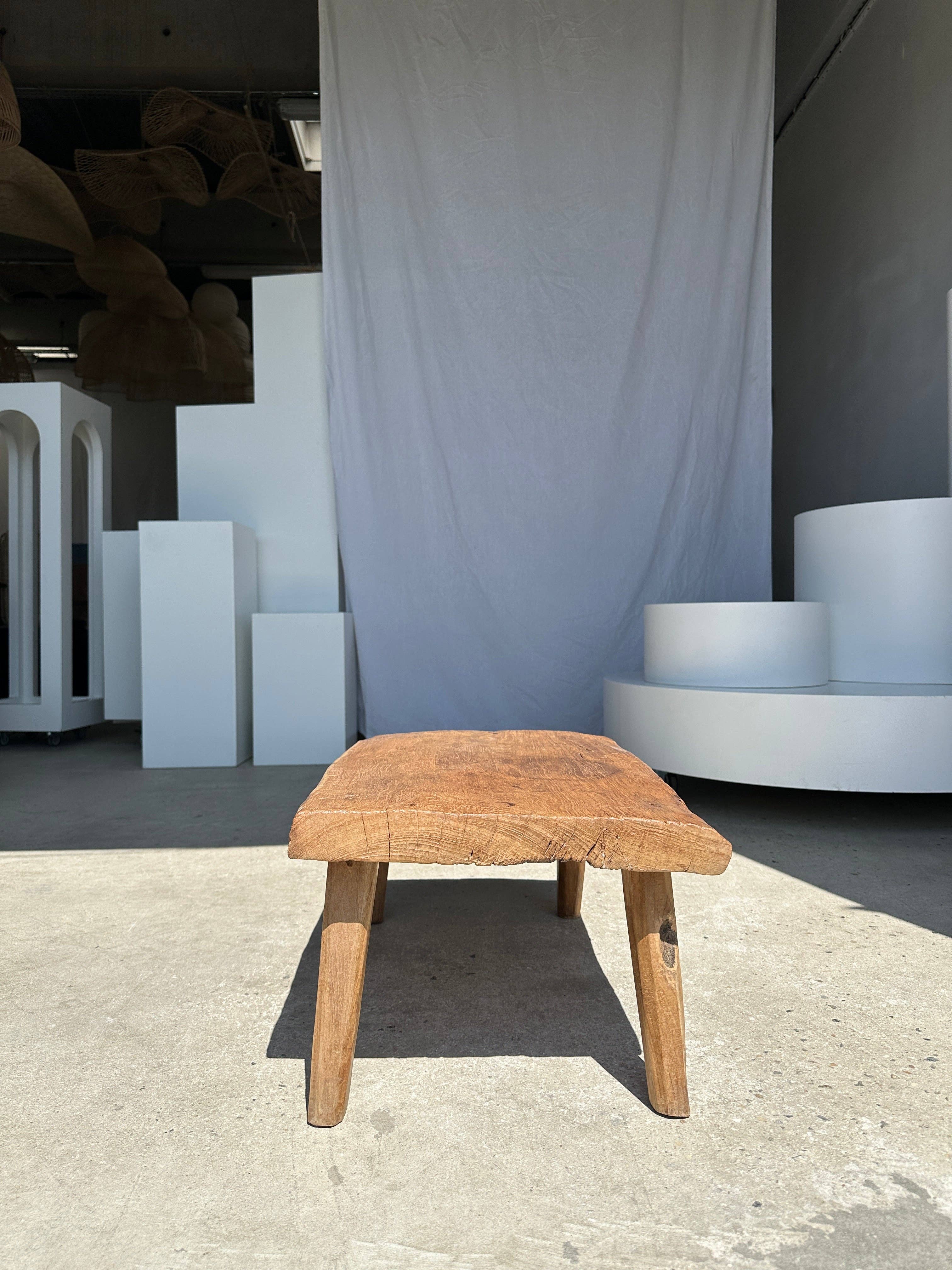 Office Objets – Großhandel Beistelltisch – Kleiner leichter Couchtisch aus hellem Teakholz mit vier Beinen H: 30 L: 63,5 B: 40 cm14