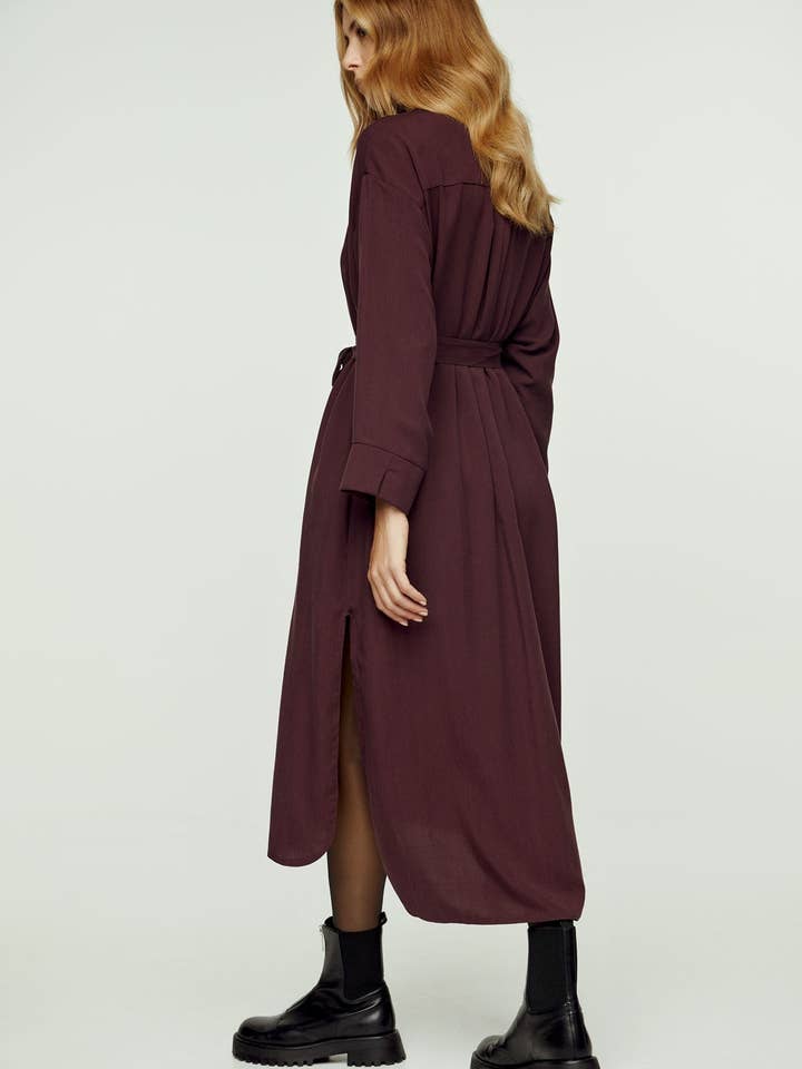 Vestito midi bordeaux con spacco laterale per la vendita all'ingrosso da parte di conquista