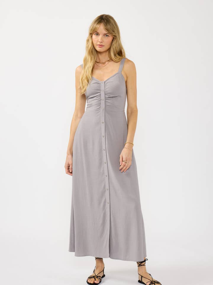 Robe longue à boutons avec fronces et col en V pour la vente par Lovestitch