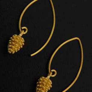 Sosie Designs - Venta al por mayor Pendientes colgantes - Pendientes con cono de pino marqués de oro