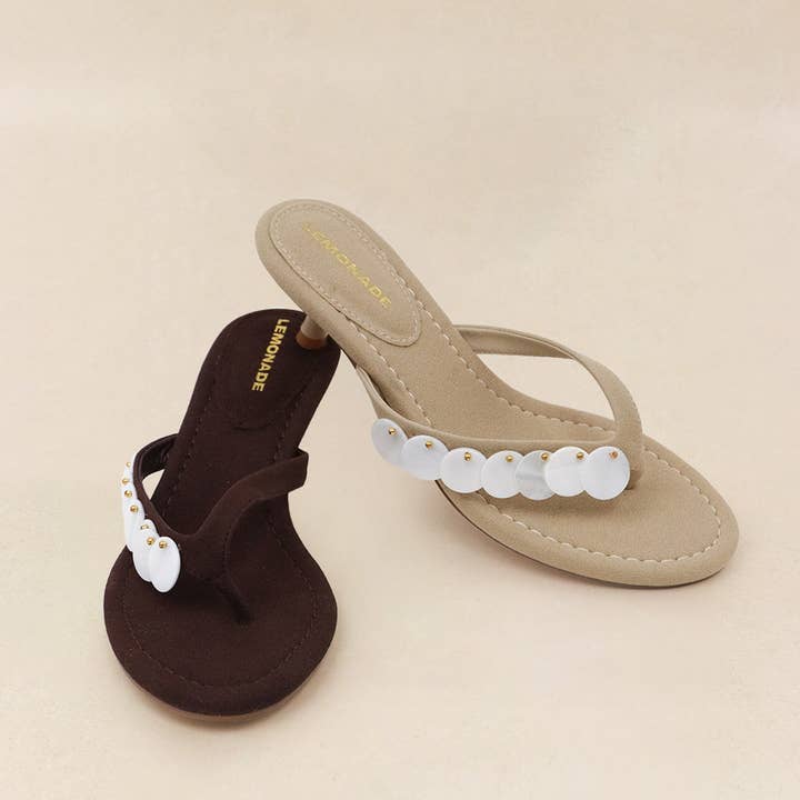 GINNIA - RESORT '26 Tongs à talon kitten en nacre pour la vente par Lemonade Shoes