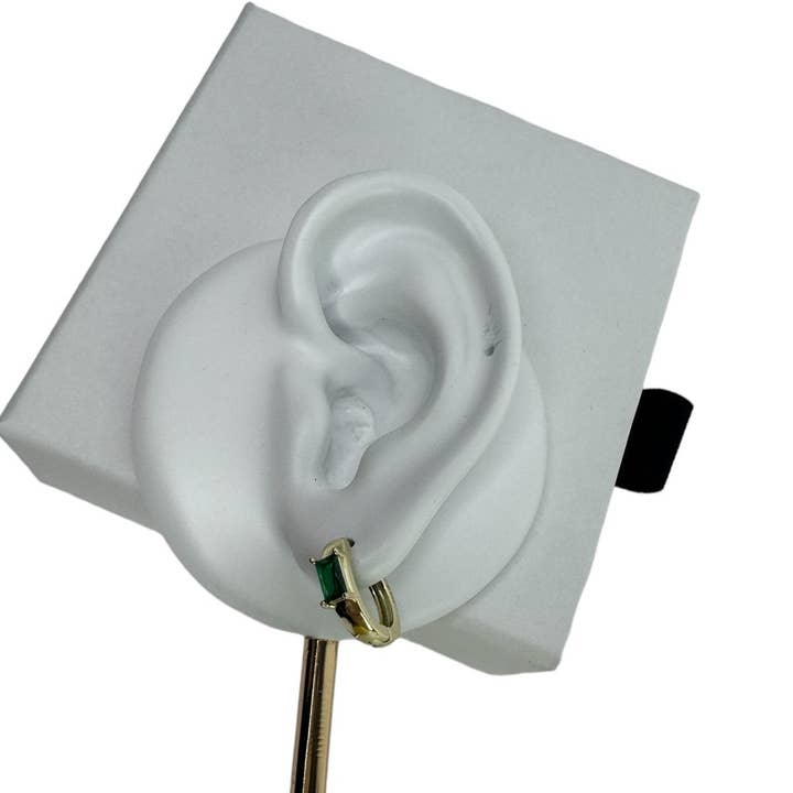 Boucles d'oreilles créoles Lala Huggie Émeraude Zircon cubique verte pour la vente par Gigi & Jen