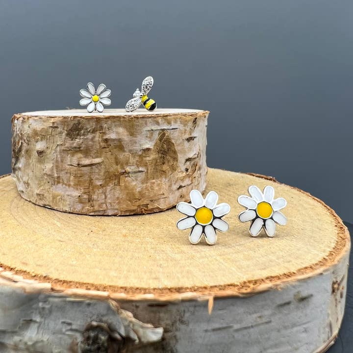 Emaillierter Ohrstecker mit Bienen- und Blumenmotiv für den Großhandel von Something Silver