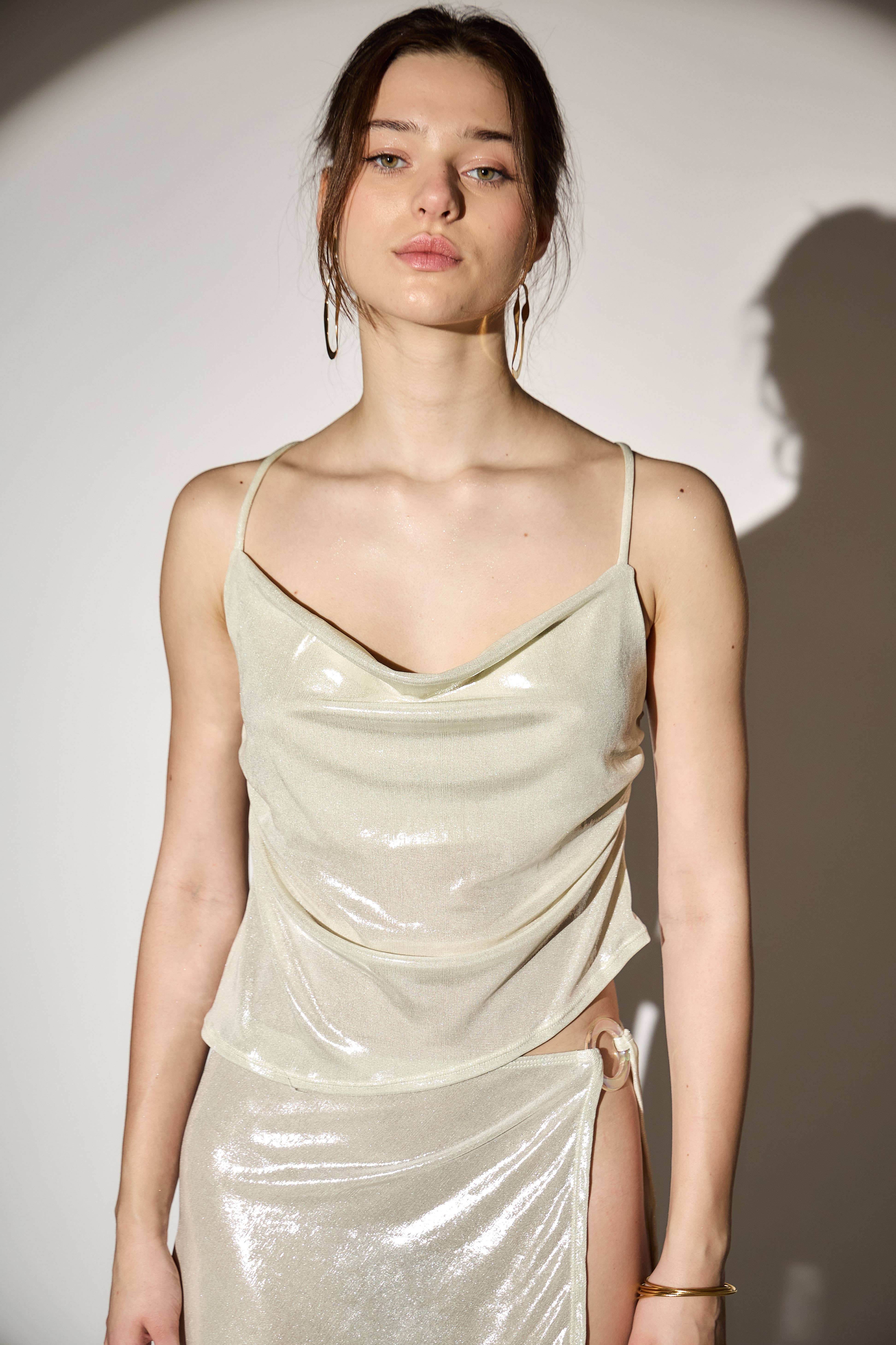 Bianco Top con scollo a drappeggio e effetto scintillante - The Moonwake in vendita all'ingrosso su Faire3