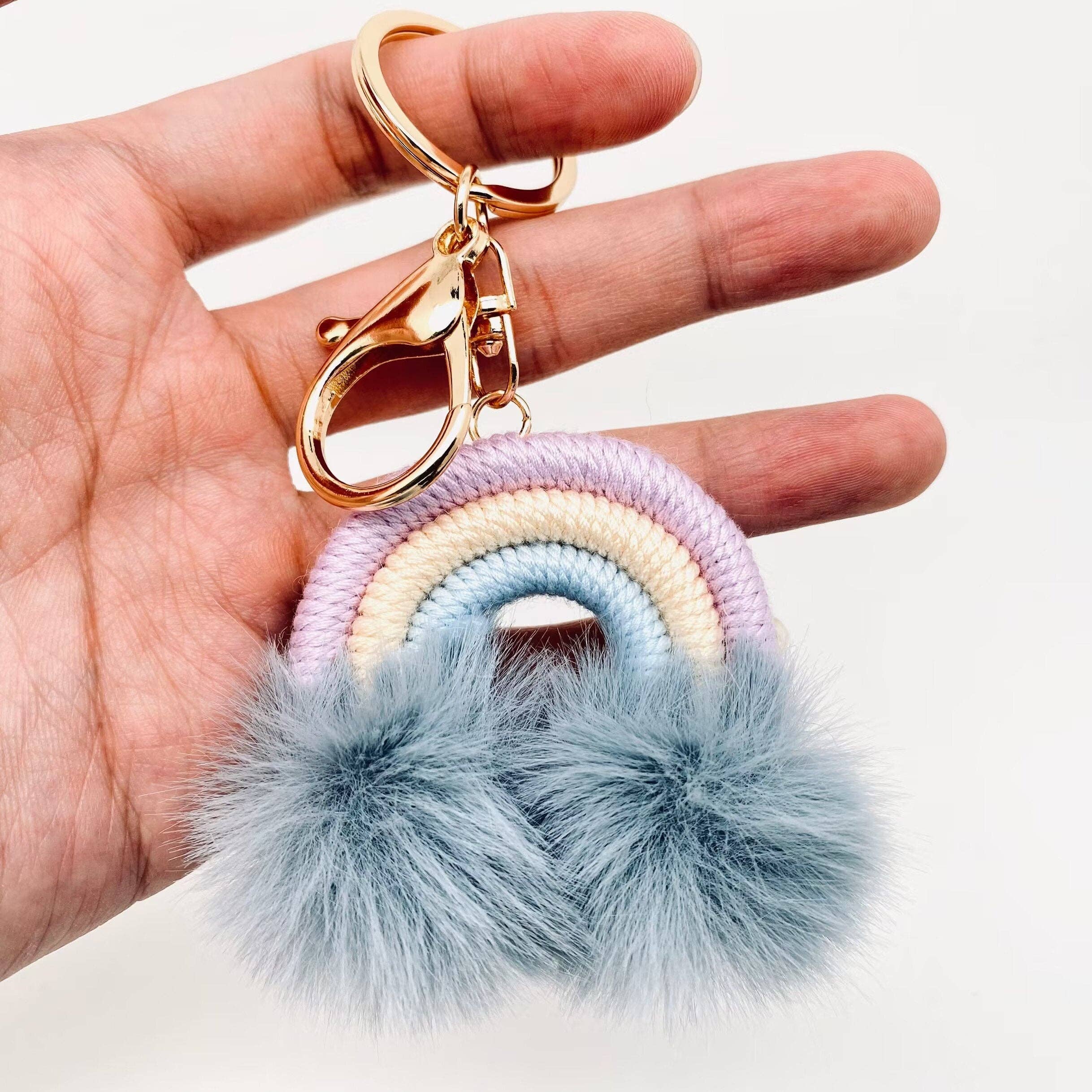 Mio Queena - Wholesale Sleutelhanger - Dames - Pluchen bol sleutelhanger met regenbooghanger, handgeweven tasornament1