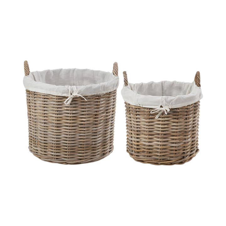 Set di 2 cesti rotondi per legna in rattan Kubu grigio foderati per la vendita all'ingrosso da parte di Red Hamper