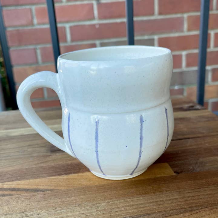Tasse en grès blanc avec bandes violettes pour la vente par Chrys' Porcelain
