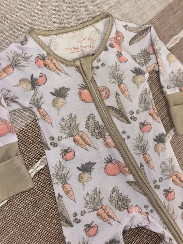 Combinaison en bambou à fermeture éclair Veggie Patch pour la vente par The Clyde Company