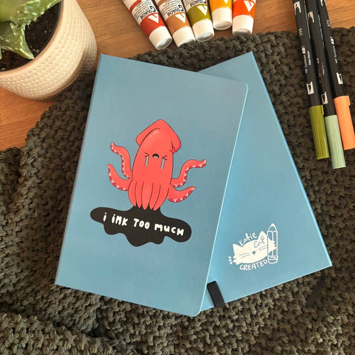 Ink Too Much Notizbuch, A5, gepunktete Seiten für den Großhandel von Katie Cat Created