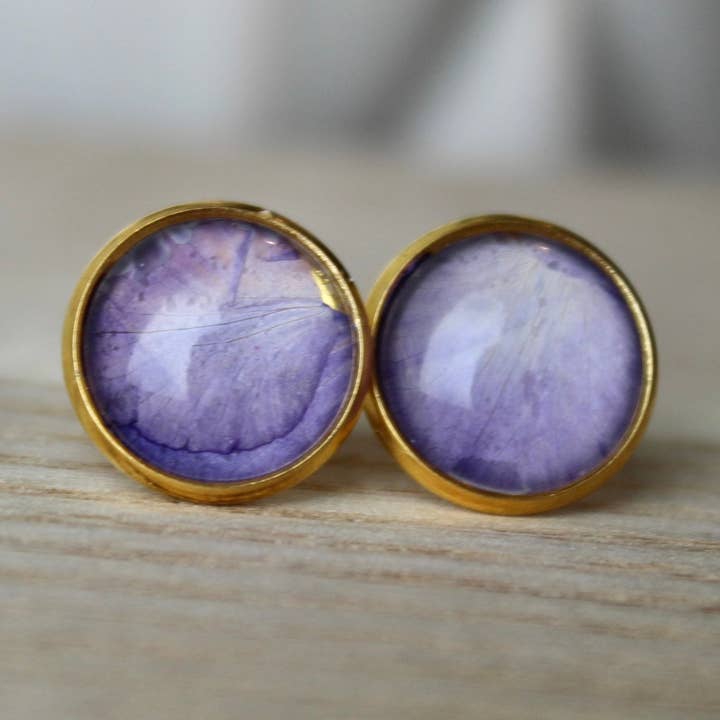 Boucles d'oreilles en forme de pétale de fleur de pied d'alouette violet - Cadeau pour elle | Clous en acier inoxydable de 12 mm avec pétales préservés en or et argent pour la vente par With Grace Jewelers