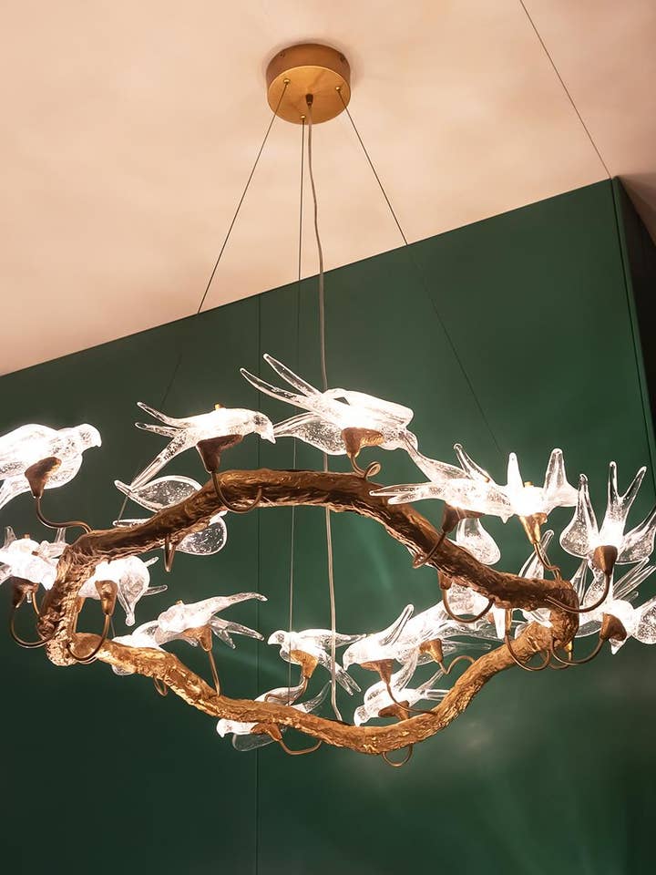 Peruviansk Messing Transparent Svale Glas Lysekrone 100 cm for engroshandel hos HEKA LIGHTING & TRADING LTD