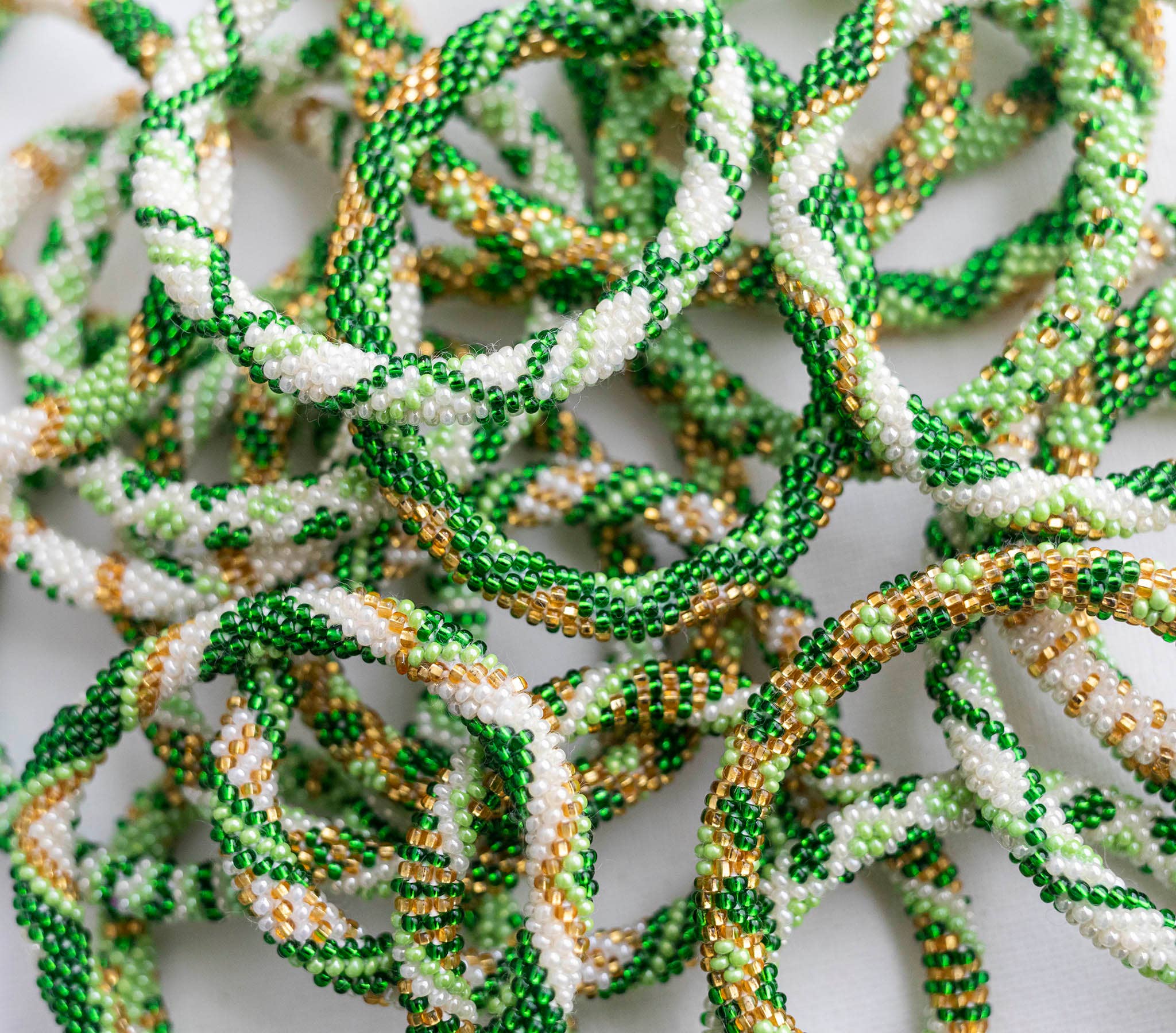 Aid Through Trade – Großhandel Schmucksets – Glücksbringer St. Patrick's Day Original Roll-On® Armbänder2