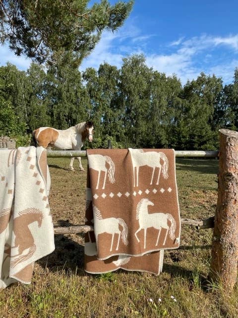 WoolOnly – Großhandel Überwurfdecke – Wendedecke Wolldecke Plaid Kuscheldecke aus Norwegische Wolle 138x188 cm, Pferd Zimt3