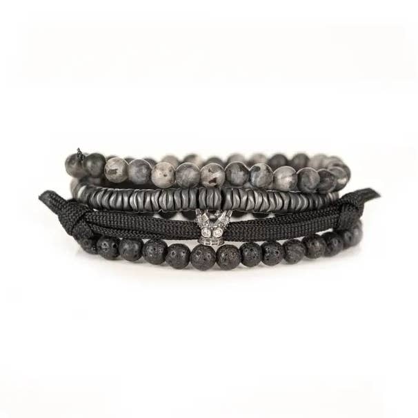 Pile de bracelets en pierre grise et lave avec accent argenté pour la vente par The Dark Men