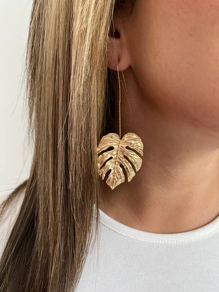 Brincos de gota de folha Monstera banhados a ouro por atacado de Arlowe & Jade