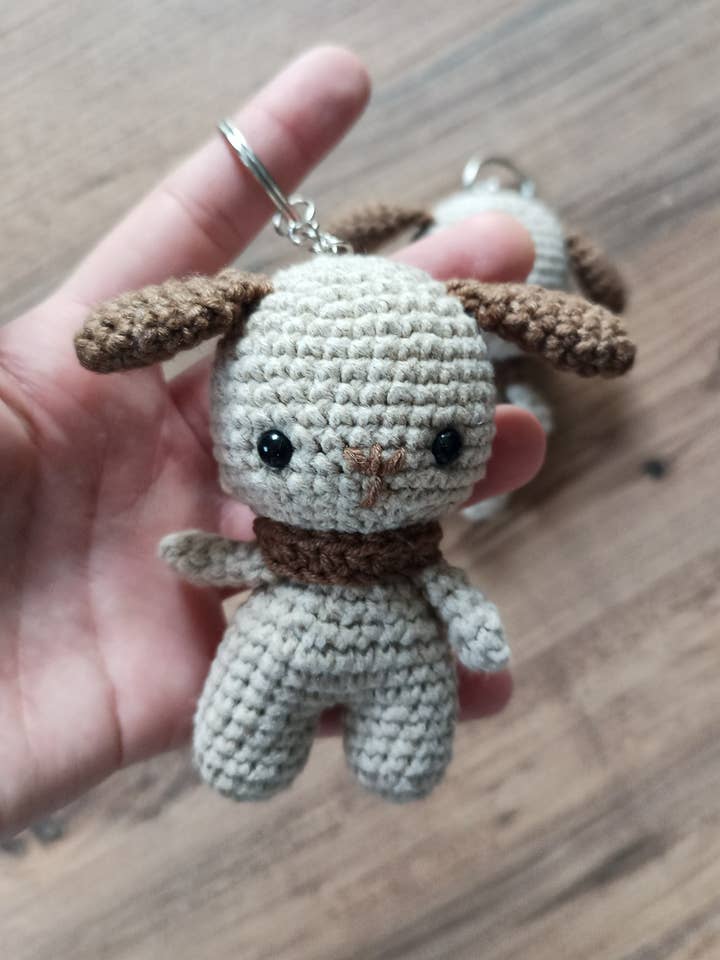 Llavero Mini Perro Hecho a Mano – Regalo de Cachorro de Ganchillo Adorable para venta al por mayor de KLABELGIFT