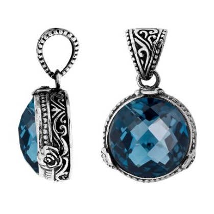 Pendentif rond en quartz topaze bleu de Londres en argent sterling AP-6278-LBT avec motif balinais orné et détails faits à la main pour les acheteurs en gros. pour la vente par Bali Designs