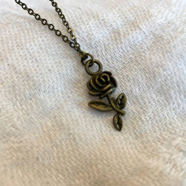 Collier Dainty Rose pour la vente par The Atlas Rose And Key