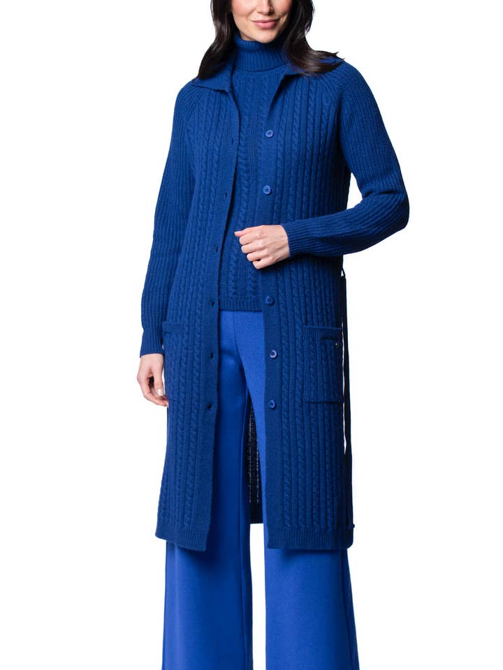 Manteau ceinturé en maille torsadée Layla ; bleu roi pour la vente par Biana